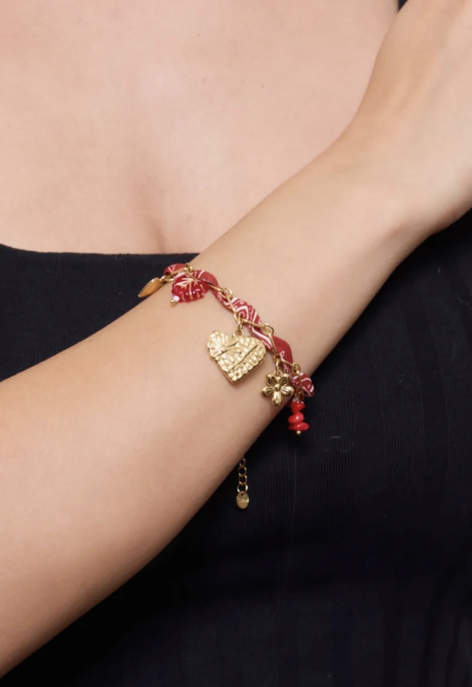 Bracelet doré foulard rouge avec breloque cœur