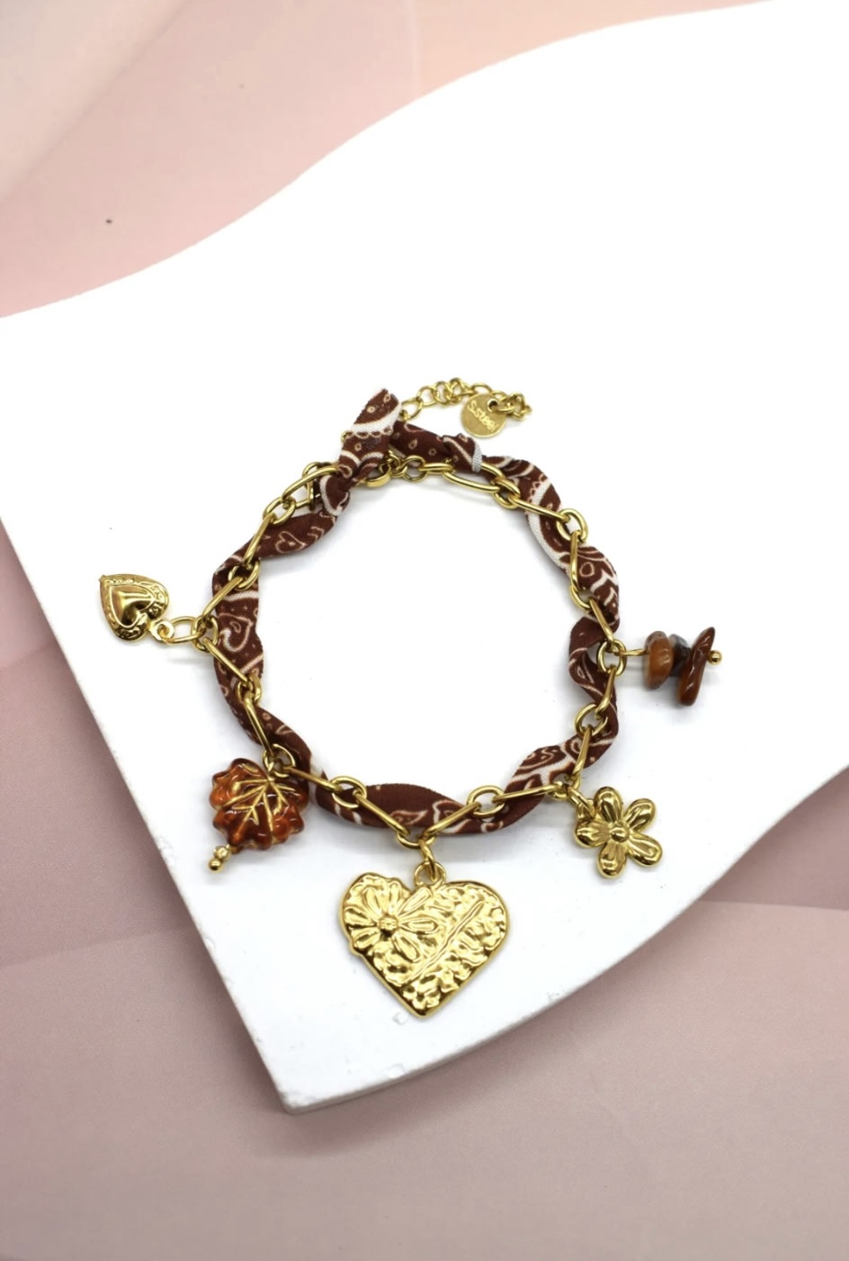 Bracelet doré foulard marron avec grand cœur texturé