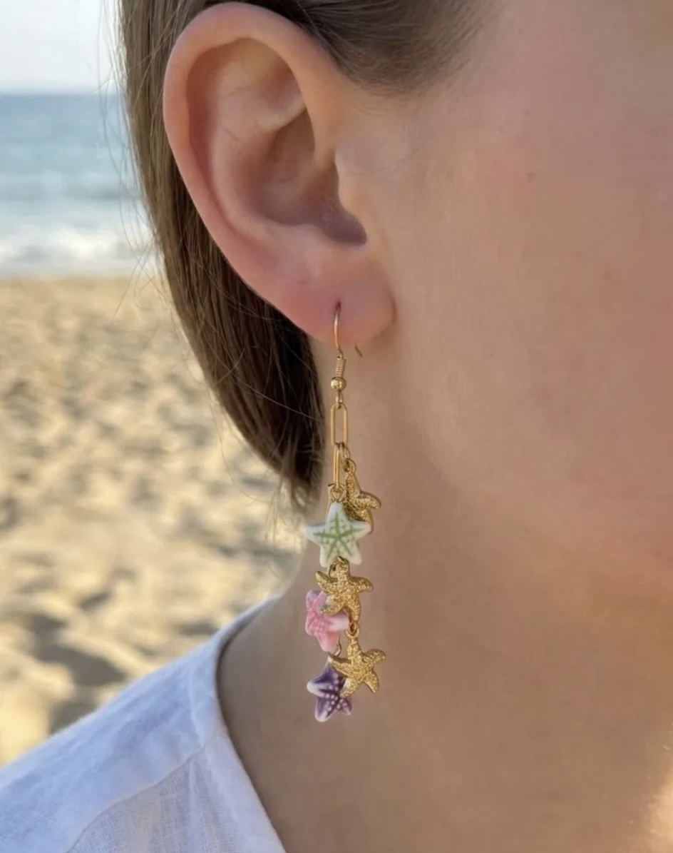 Boucles d'oreilles dorées tombantes étoiles de mer pastel