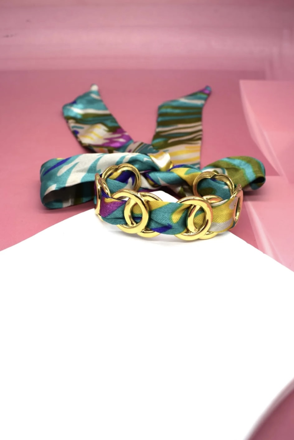 Bracelet chaîne dorée tressé avec un foulard vert et bleu