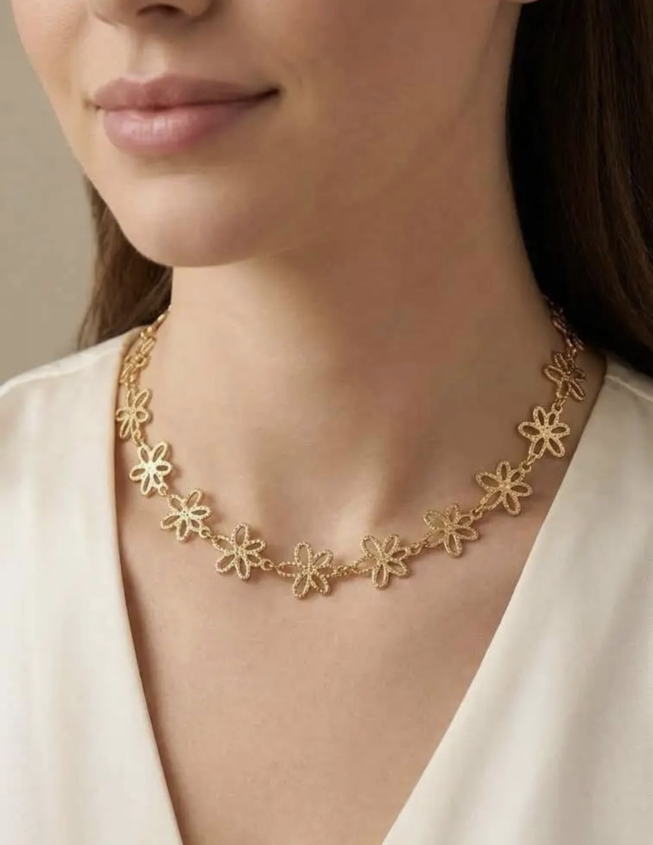 Collier doré ras-de-cou motifs fleurs évidées