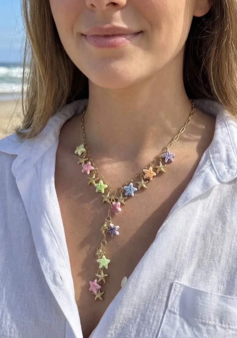 Collier cravate doré avec étoiles de mer colorées