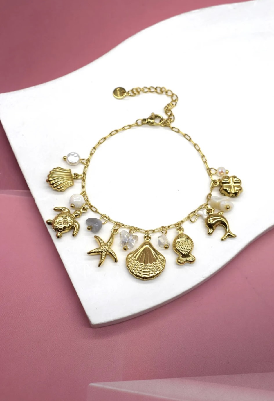Bracelet doré breloques marines coquillages et nacre