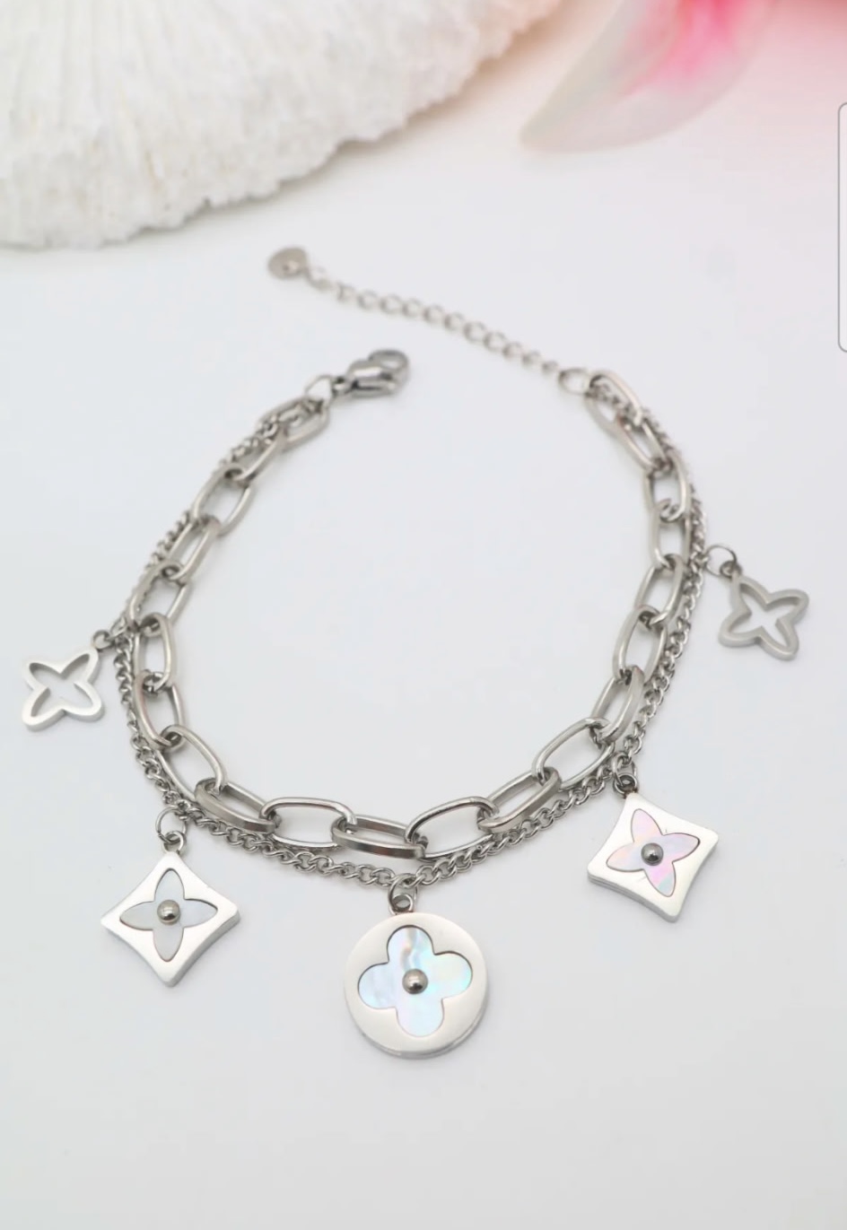 Bracelet argenté avec trèfles nacrés