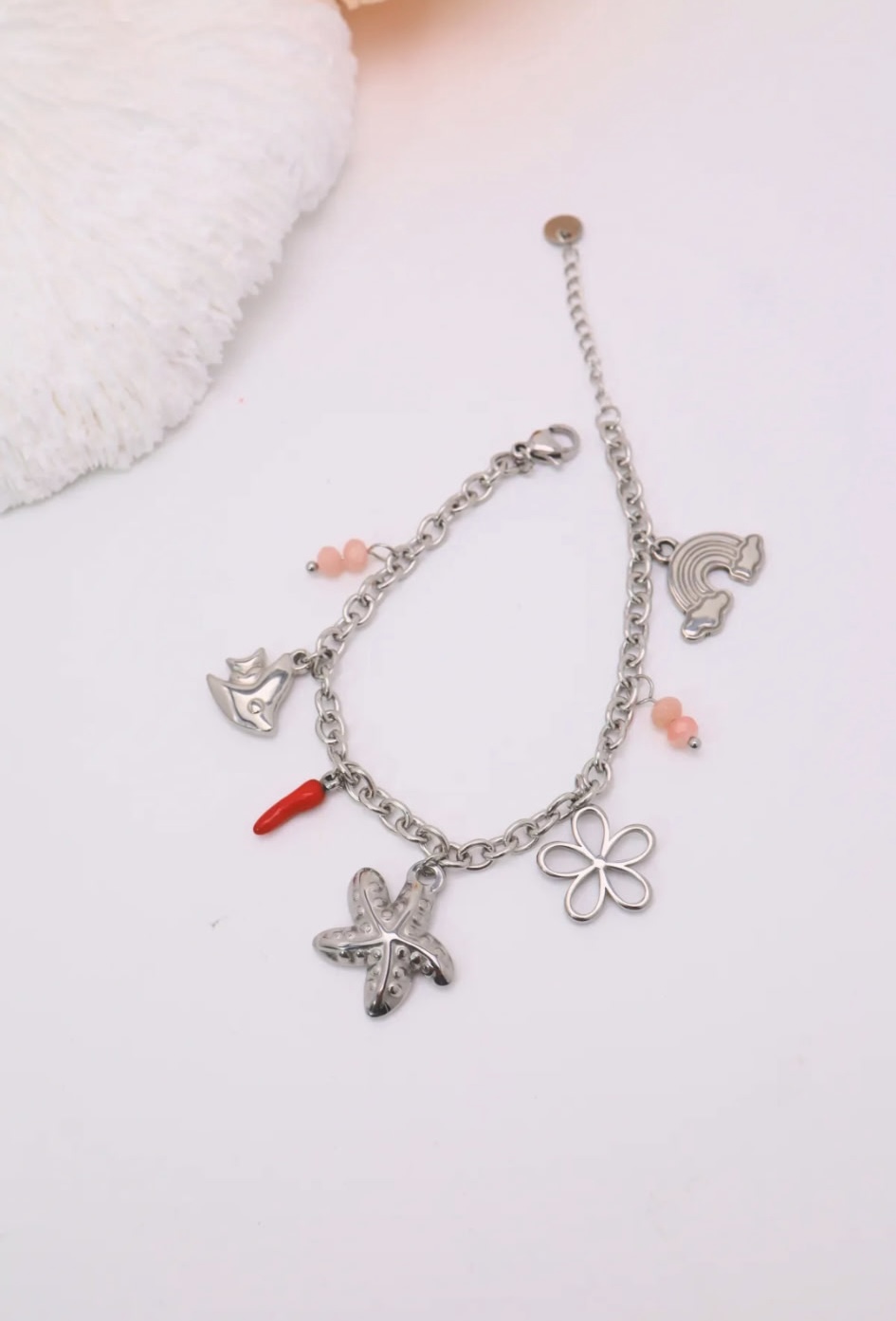 Bracelet argenté breloques marines et perles corail