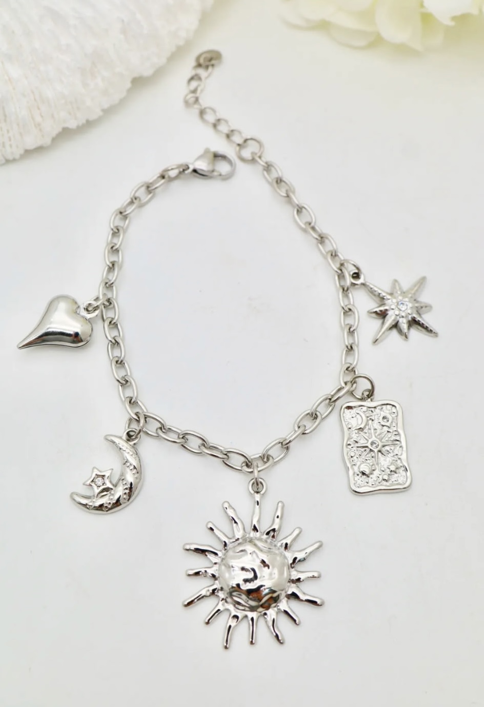 Bracelet argenté avec soleil, lune et carte