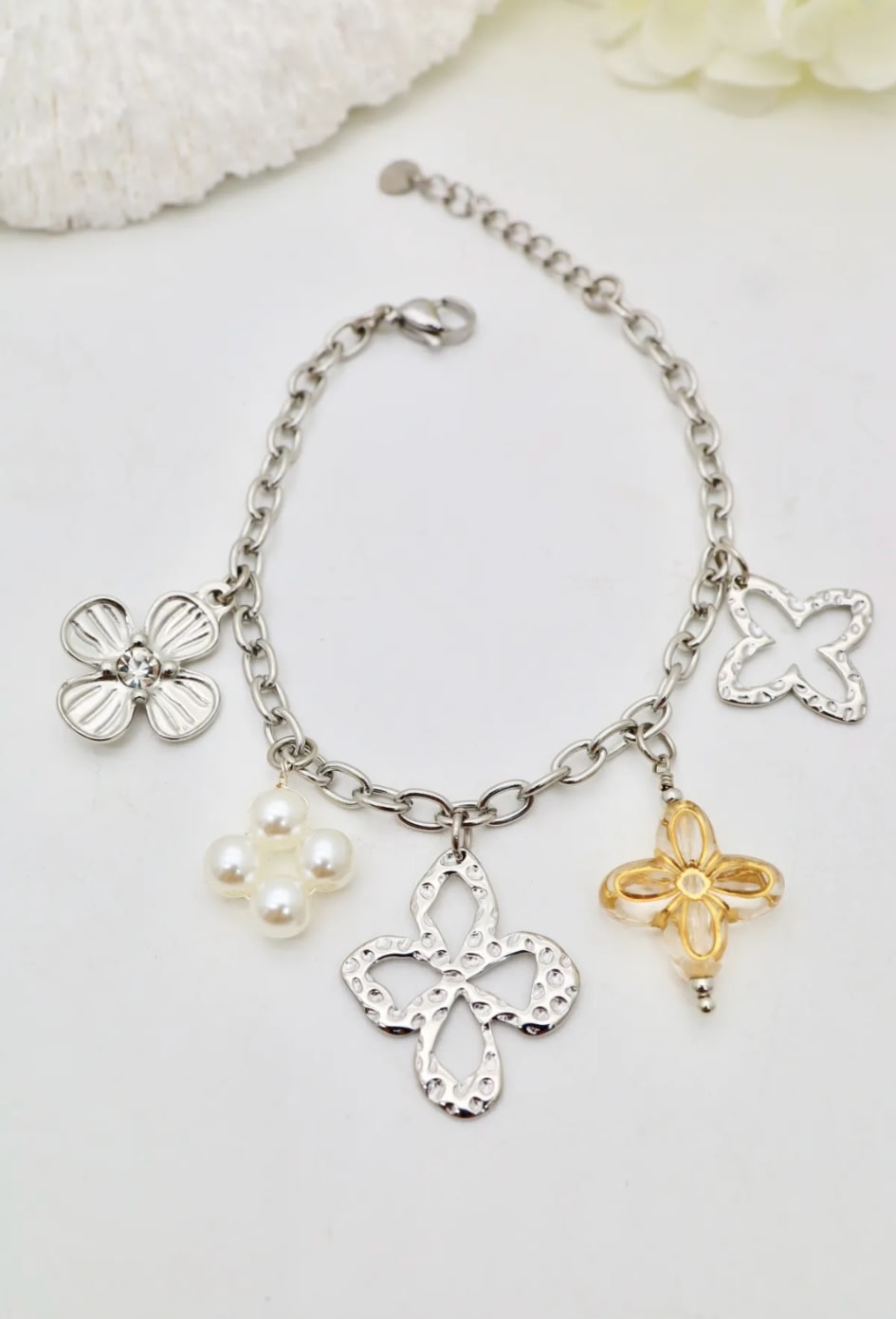 Bracelet argenté avec grandes fleurs et perles