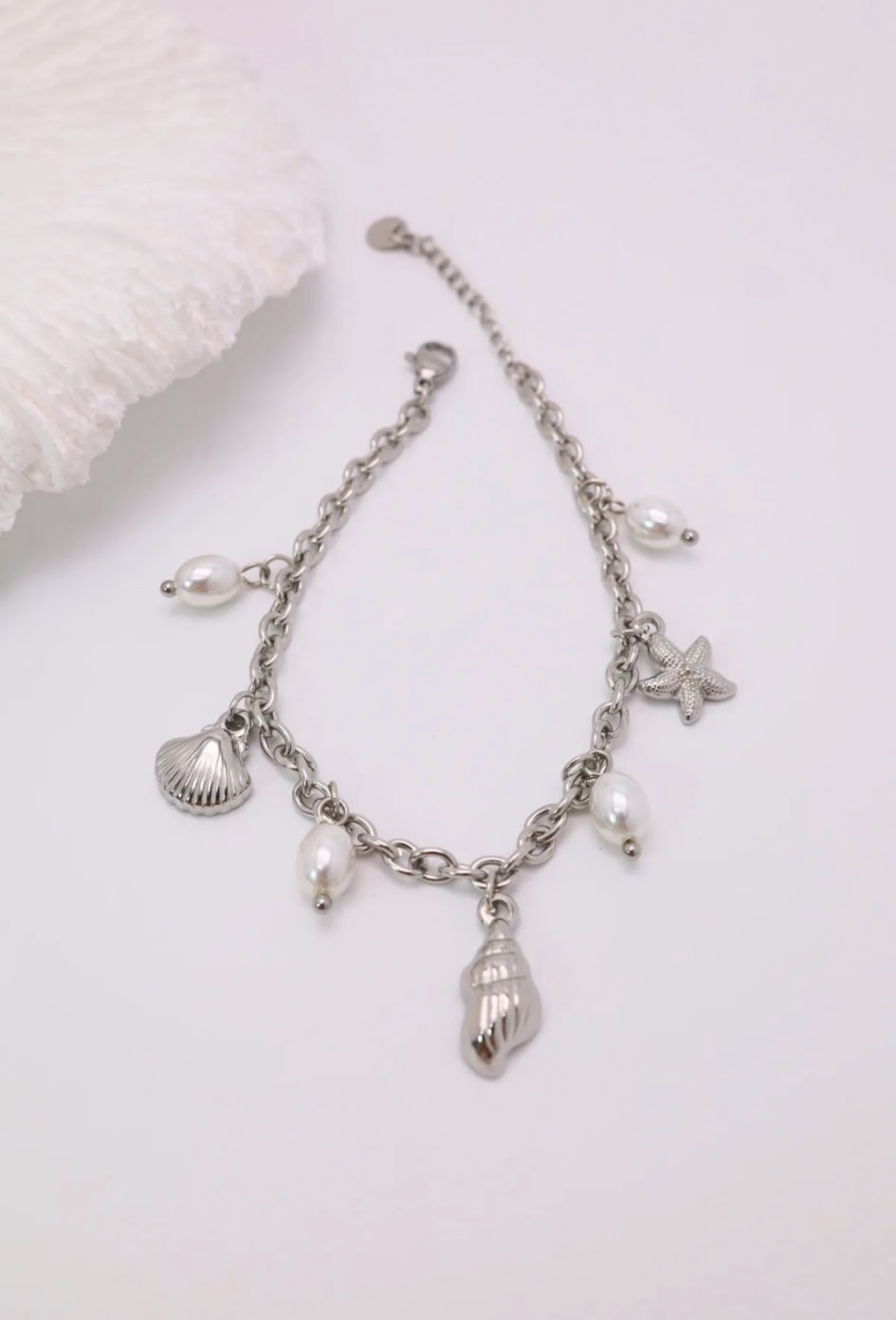 Bracelet argenté coquillages et perles blanches
