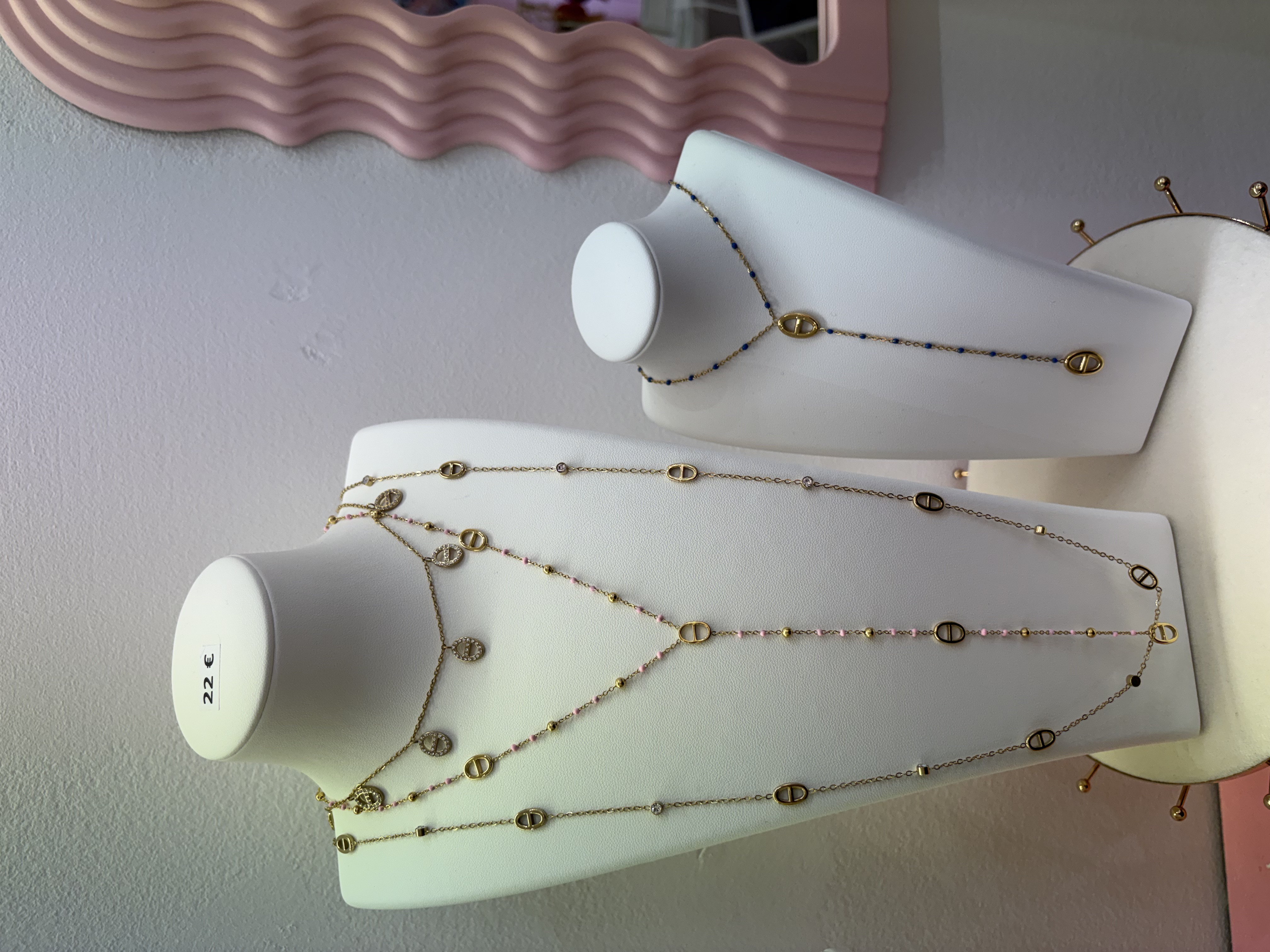 Colliers dorés avec perles colorées