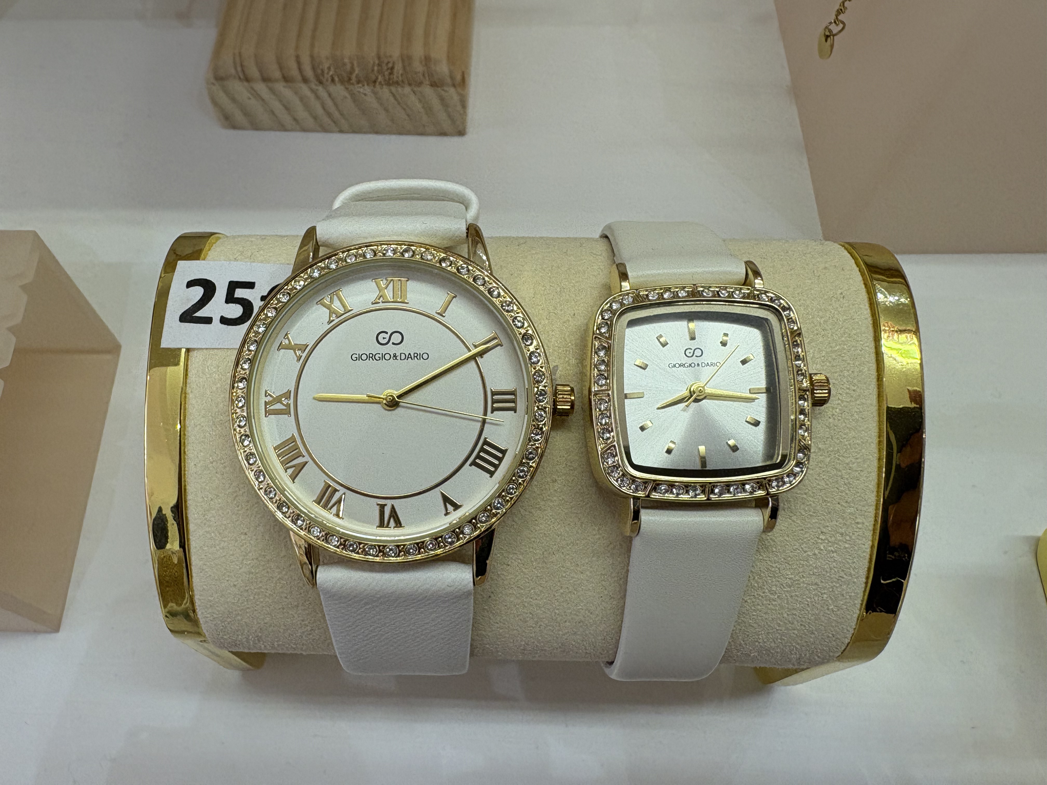 Montres dorées avec bracelet blanc et strass