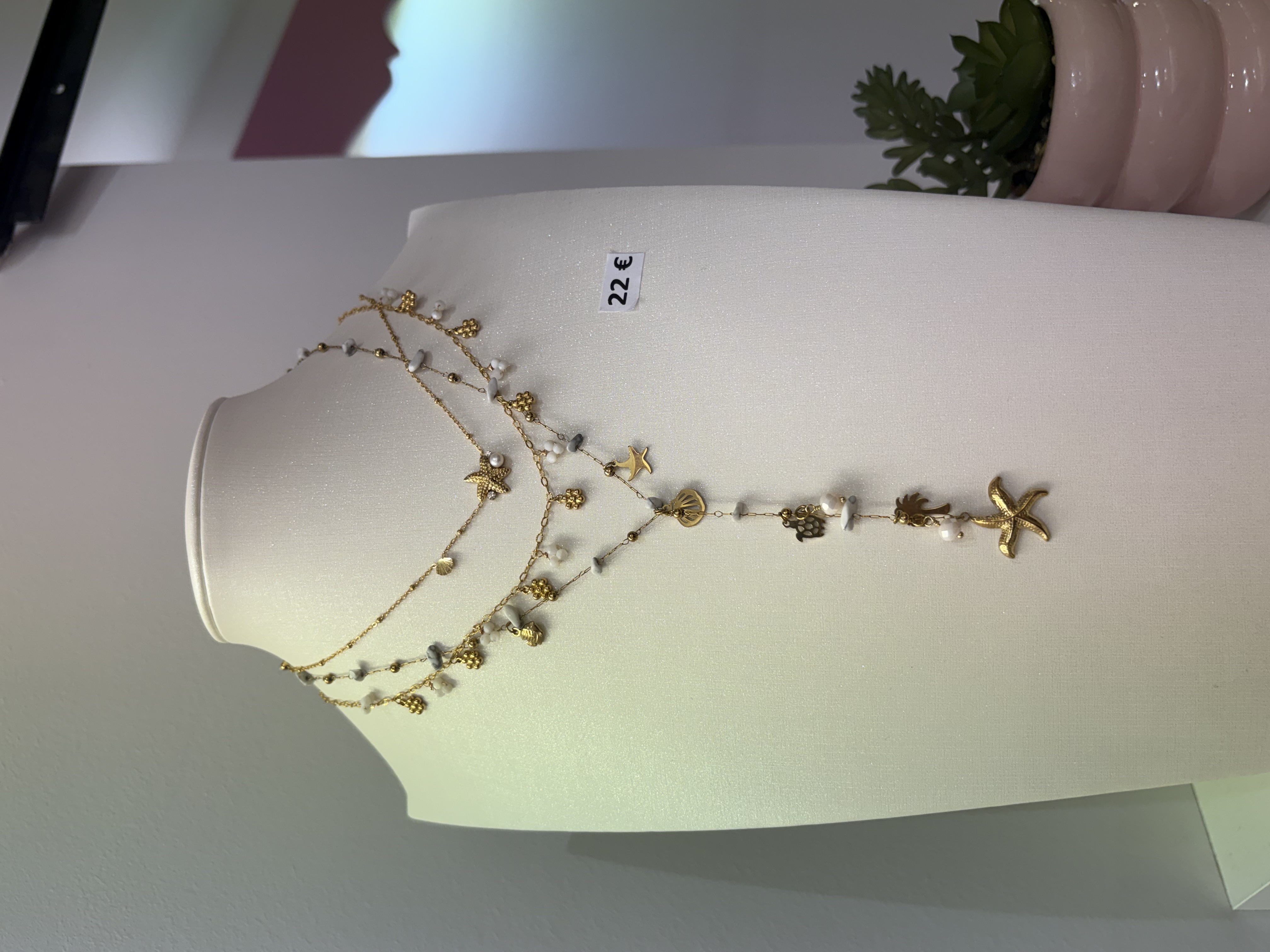 Collier doré coquillages et étoiles de mer