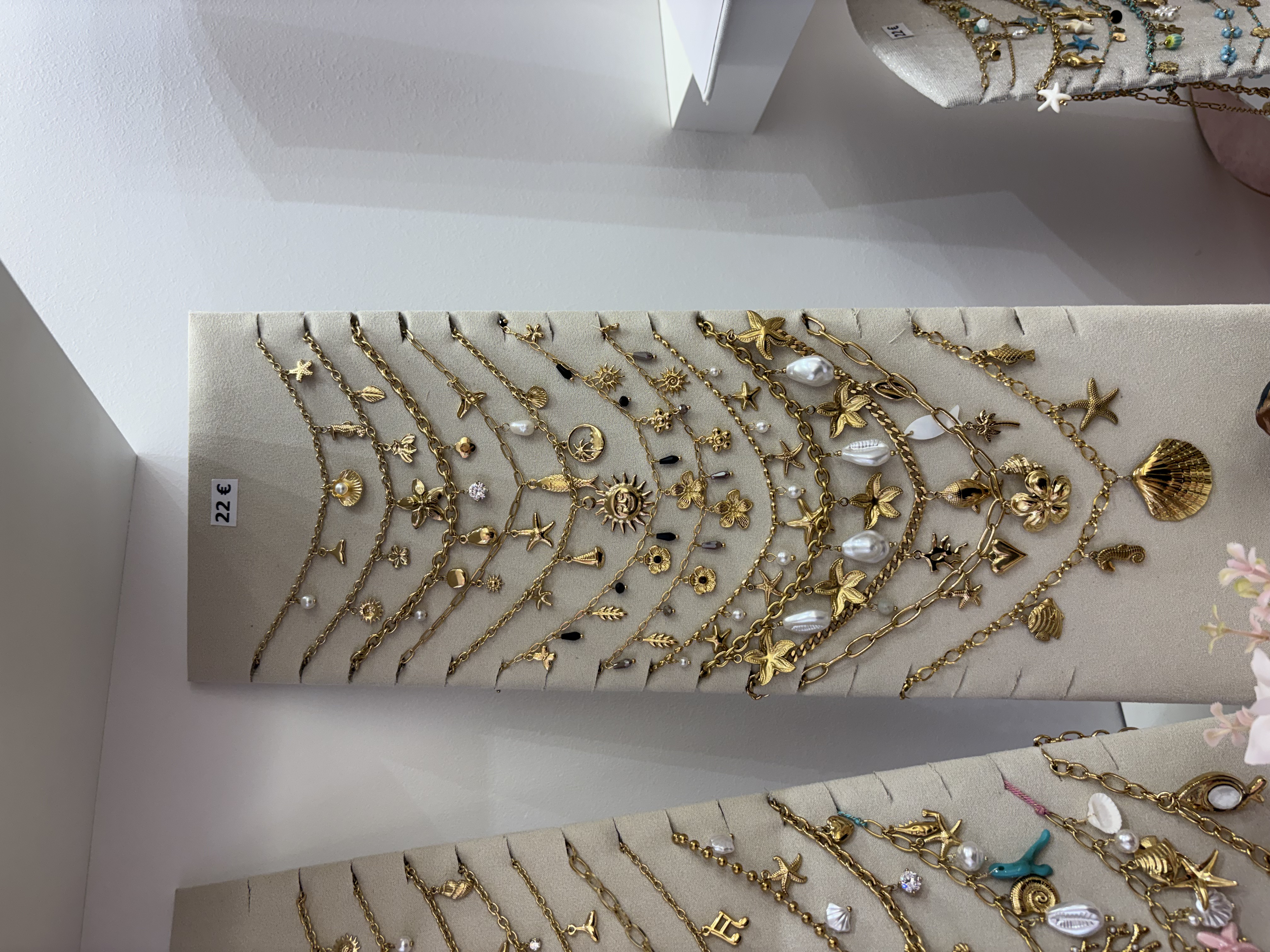 Colliers dorés motifs marins et coquillages